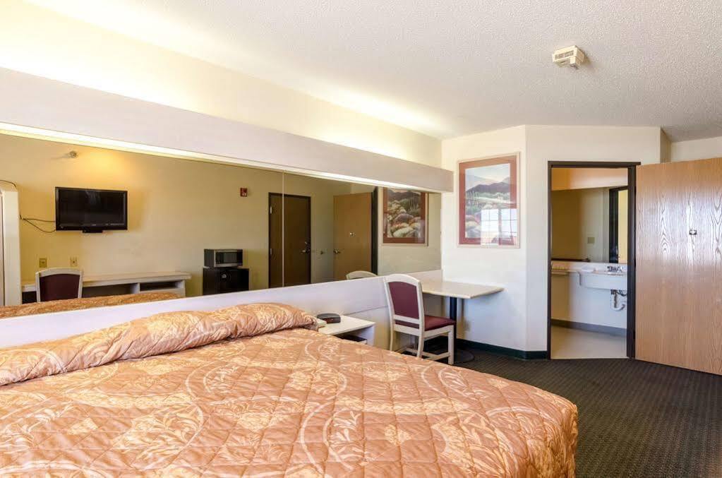 Travelodge By Wyndham Chadron Eksteriør bilde